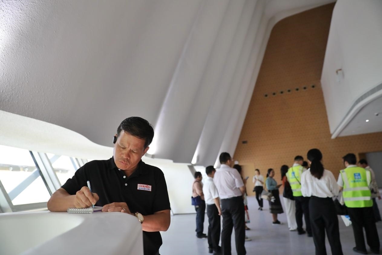 亞洲媒體考察團參觀綜合劇場外墻?！吨袊洕芸酚浾?肖翊攝