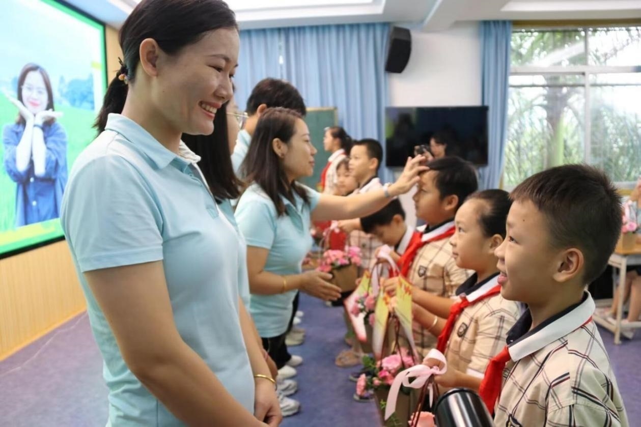 2023年教師節(jié)前，廣西南寧一所學(xué)校，學(xué)生向老師獻(xiàn)上鮮花、賀卡。