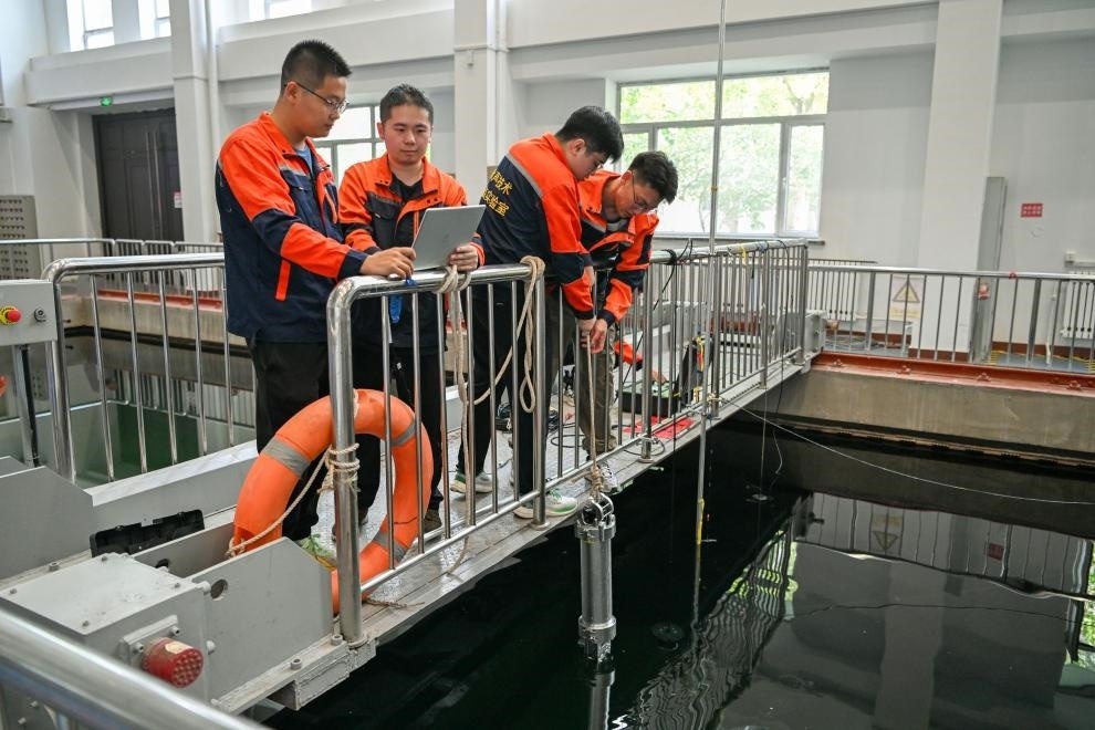 哈爾濱工程大學(xué)水聲工程學(xué)院學(xué)生在進行技術(shù)實驗。新華社記者王松 攝