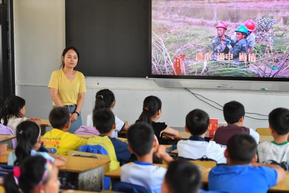 今年夏天，湖南華容縣等地遭受洪澇災(zāi)害。9月，華容縣一所學(xué)校，老師通過講述防災(zāi)救災(zāi)故事，引導(dǎo)孩子們知情、共情，汲取成長(zhǎng)的力量。