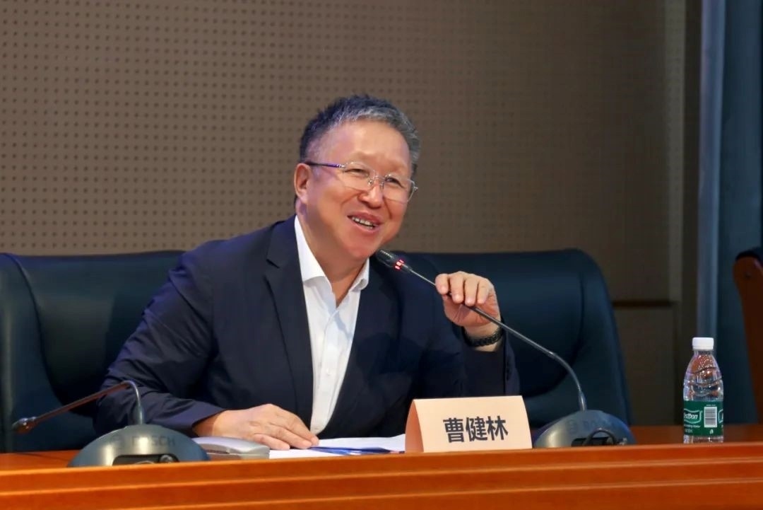 科技部原副部長(zhǎng)、十三屆全國(guó)政協(xié)教科衛(wèi)體委員會(huì)副主任、現(xiàn)任季華實(shí)驗(yàn)室理事長(zhǎng)、主任曹健林致辭。主辦方供圖