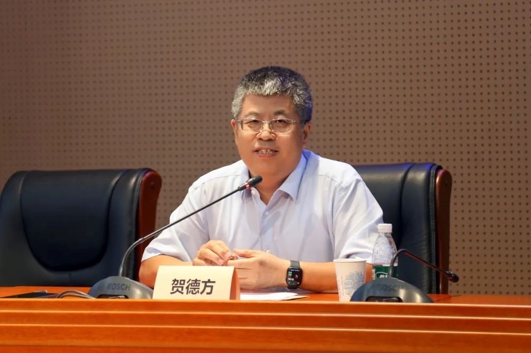 國(guó)務(wù)院參事、科技部原副秘書(shū)長(zhǎng)、中國(guó)科技評(píng)估與成果管理研究會(huì)理事長(zhǎng)賀德方致辭。主辦方供圖