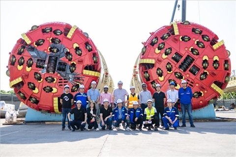 中外員工在盾構(gòu)機(jī)前合影。中國(guó)電建供圖