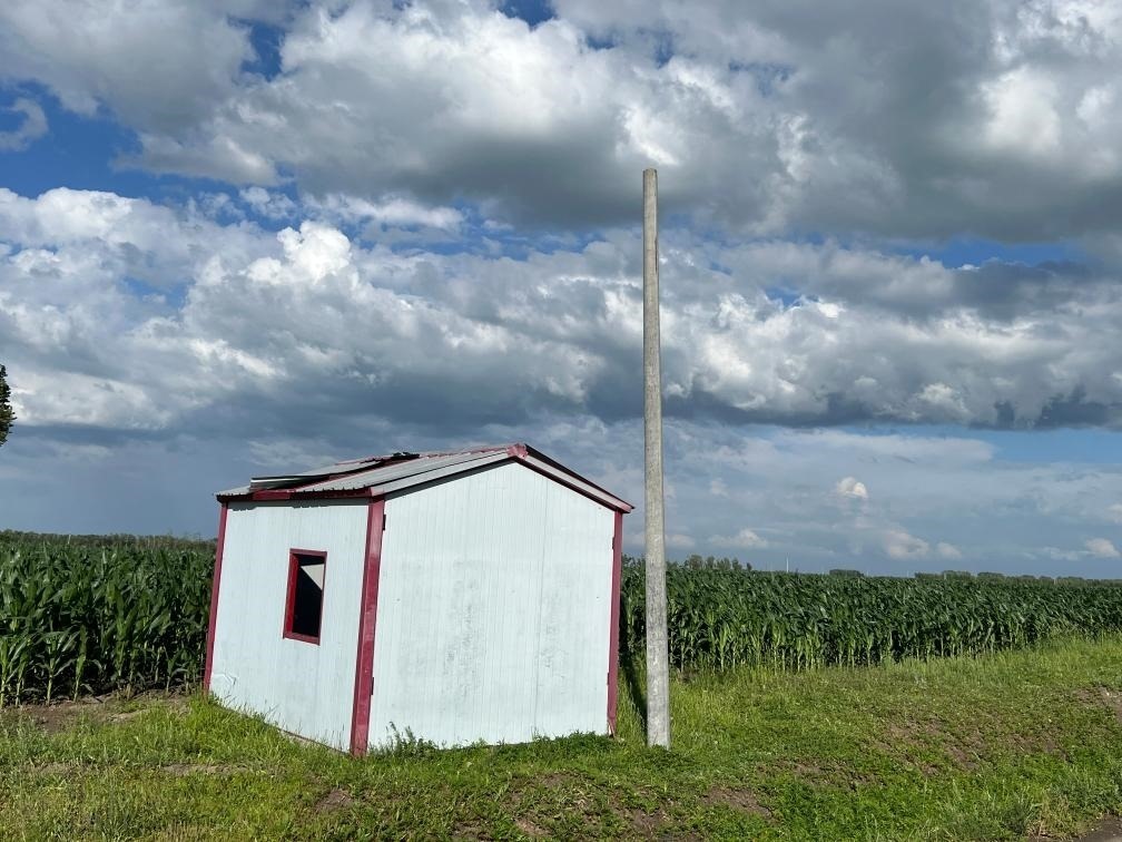 林甸縣一處保護(hù)水源井的鐵皮房出現(xiàn)破損，未見配套設(shè)備。新華社記者董寶森攝