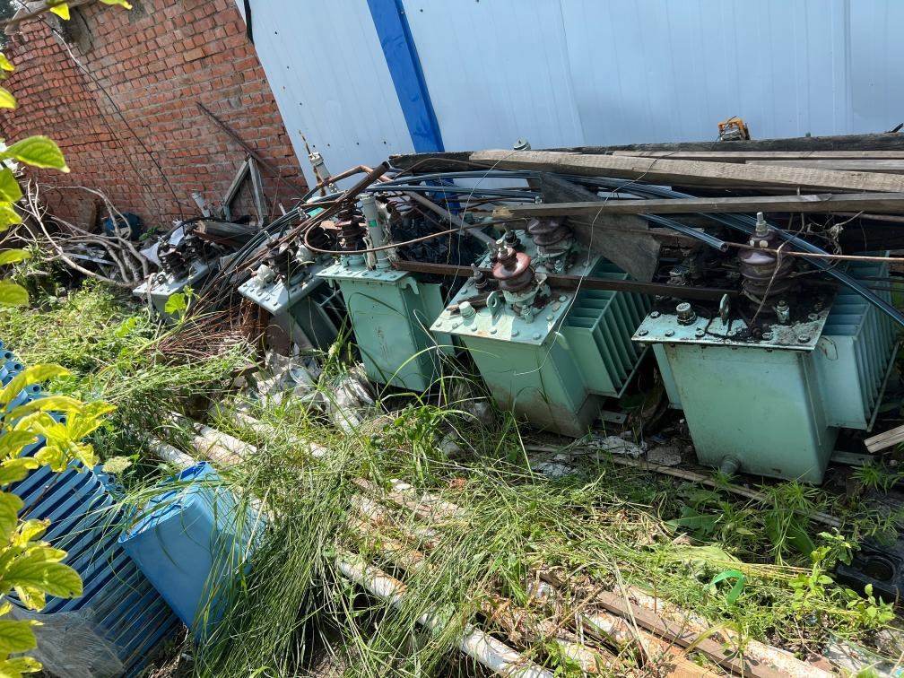 存放在農(nóng)戶家中的變壓器。新華社記者董寶森攝