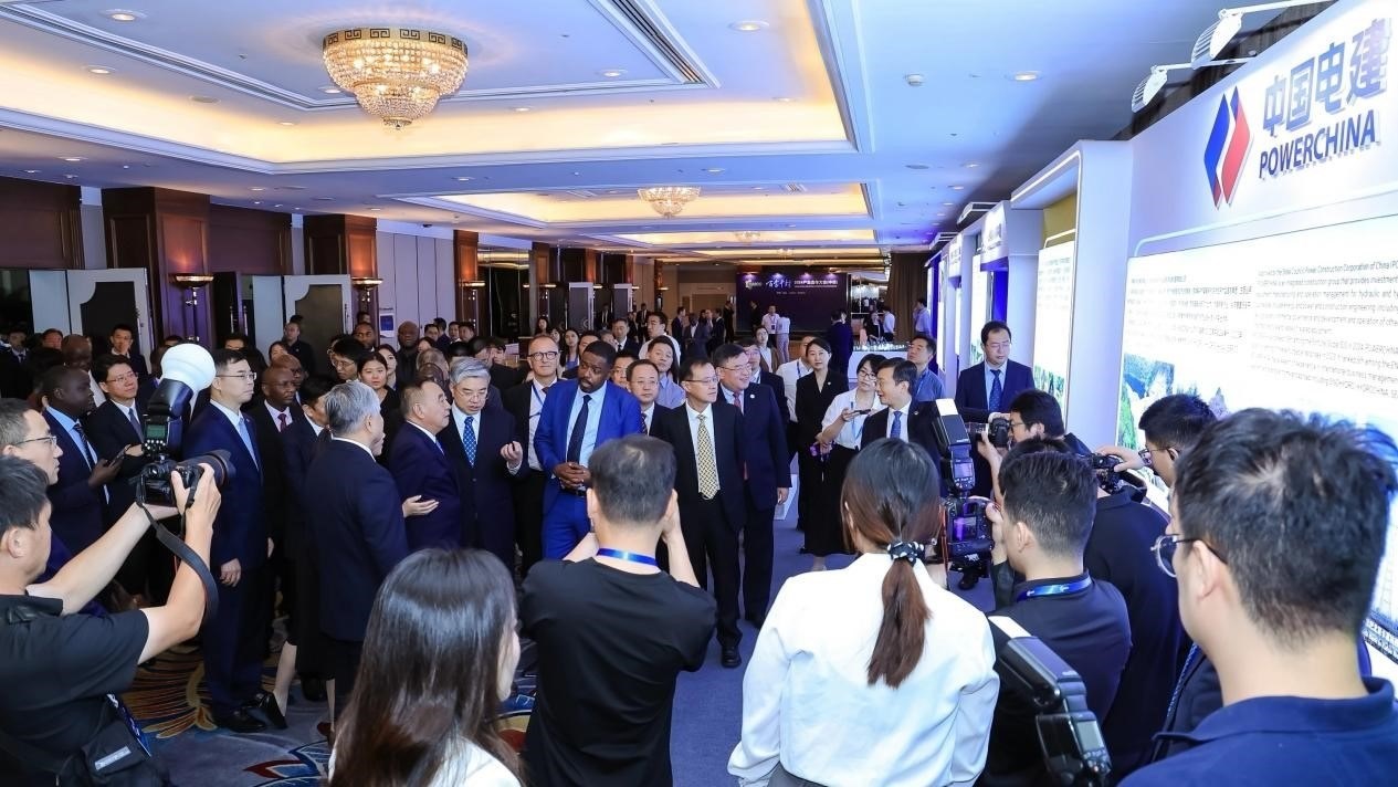 與會嘉賓參觀主題展覽。主辦方供圖