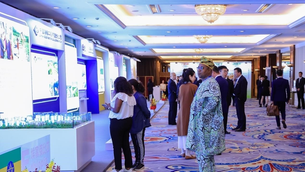 與會嘉賓參觀主題展覽。主辦方供圖