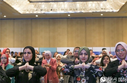 活動現(xiàn)場，埃及民眾跟著孫武權(quán)體驗中醫(yī)傳統(tǒng)功法易筋經(jīng)。人民網(wǎng)記者黃培昭