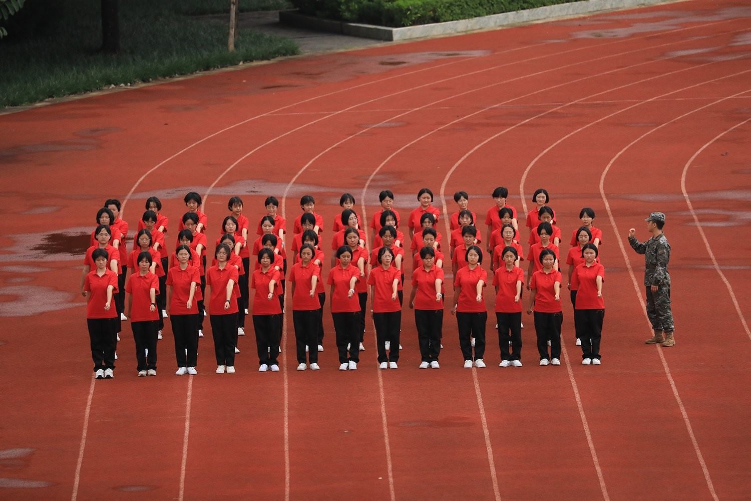 華坪女高2024級(jí)新生軍訓(xùn)。華坪縣融媒體中心供圖