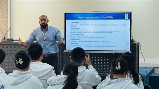 聯(lián)合國內(nèi)羅畢辦事處的工作人員為支隊成員講解可持續(xù)發(fā)展目標(biāo)。林源攝