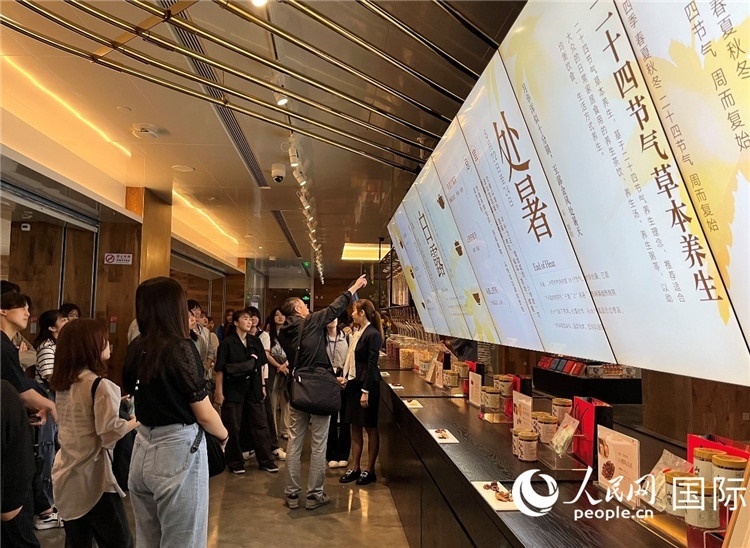 2. 日中友好協(xié)會(huì)青年代表團(tuán)一行學(xué)習(xí)24節(jié)氣養(yǎng)生知識(shí)。（人民網(wǎng)記者陳思 攝）