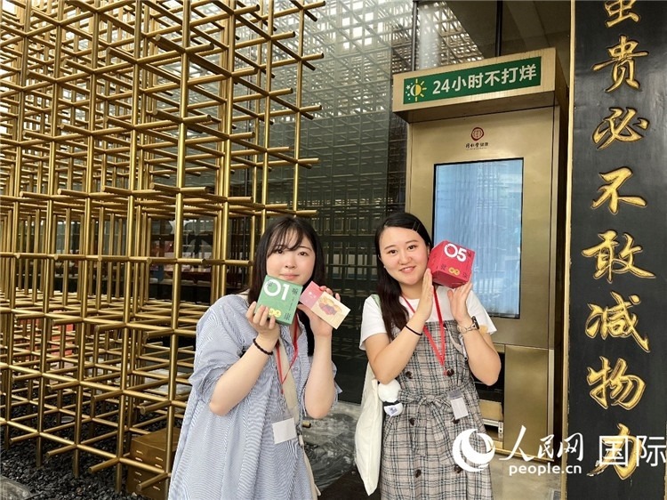 5. 代表團(tuán)團(tuán)員展示通過(guò)無(wú)人售藥機(jī)購(gòu)買(mǎi)的盲盒。（人民網(wǎng)記者陳思 攝）