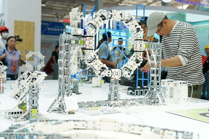 2024年9月11日，記者在服貿(mào)會首鋼園區(qū)教育服務(wù)館采訪。新華社記者 張晨霖 攝