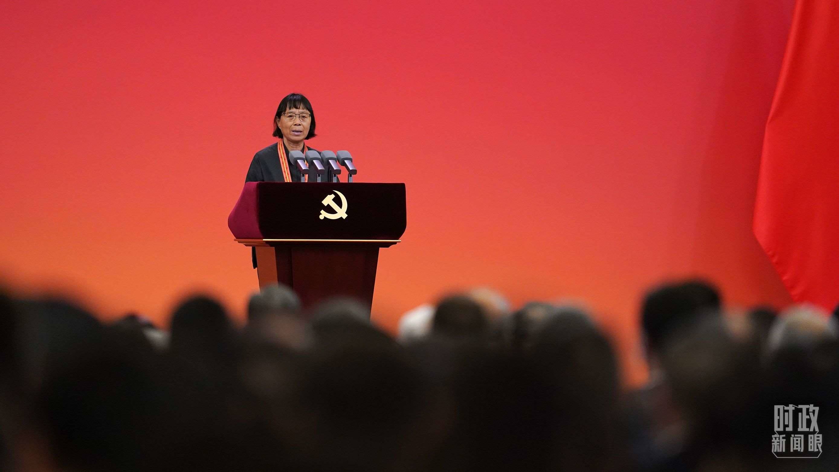  △2021年6月，幫助數(shù)千名貧困山區(qū)女孩圓夢(mèng)大學(xué)的人民教師張桂梅，代表“七一勛章”獲得者發(fā)言。（總臺(tái)國(guó)廣記者李晉拍攝）