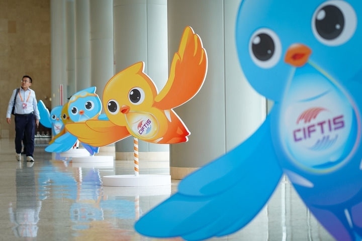 2024年9月11日在國家會議中心拍攝的服貿(mào)會吉祥物“福燕”形象。新華社記者 陳鐘昊 攝