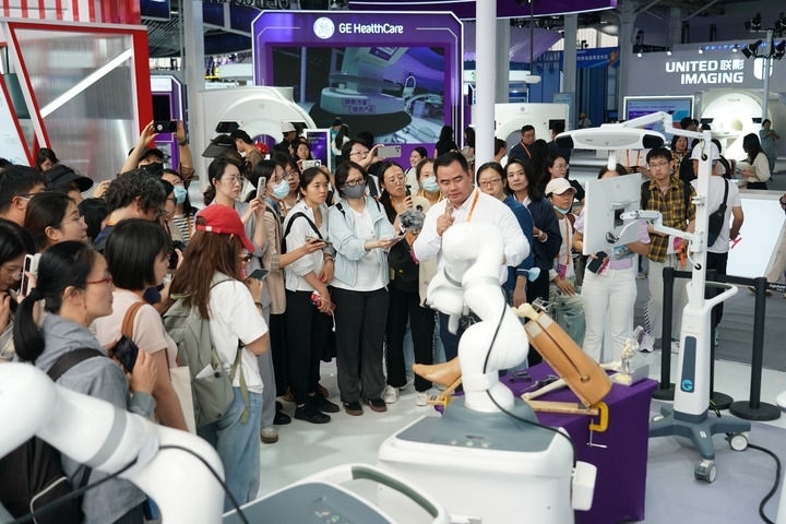 2024年9月11日，記者在服貿(mào)會首鋼園區(qū)健康衛(wèi)生服務(wù)館采訪。新華社記者 張晨霖 攝