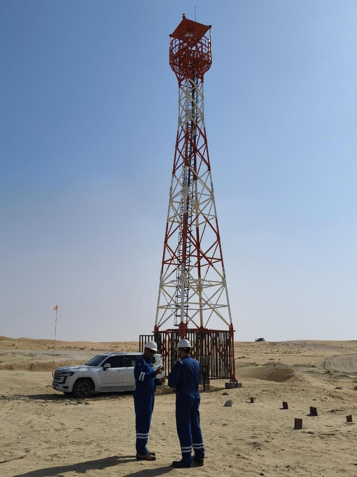 工作人員在調(diào)試紅外線氣體監(jiān)測及智能預(yù)警系統(tǒng)。振華石油供圖