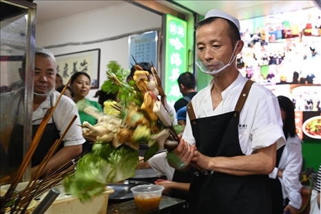 店員準(zhǔn)備制作天水麻辣燙。新華社記者 范培珅 攝