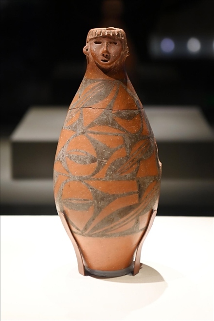大地灣出土的人頭形器口彩陶瓶。新華社記者 范培珅 攝