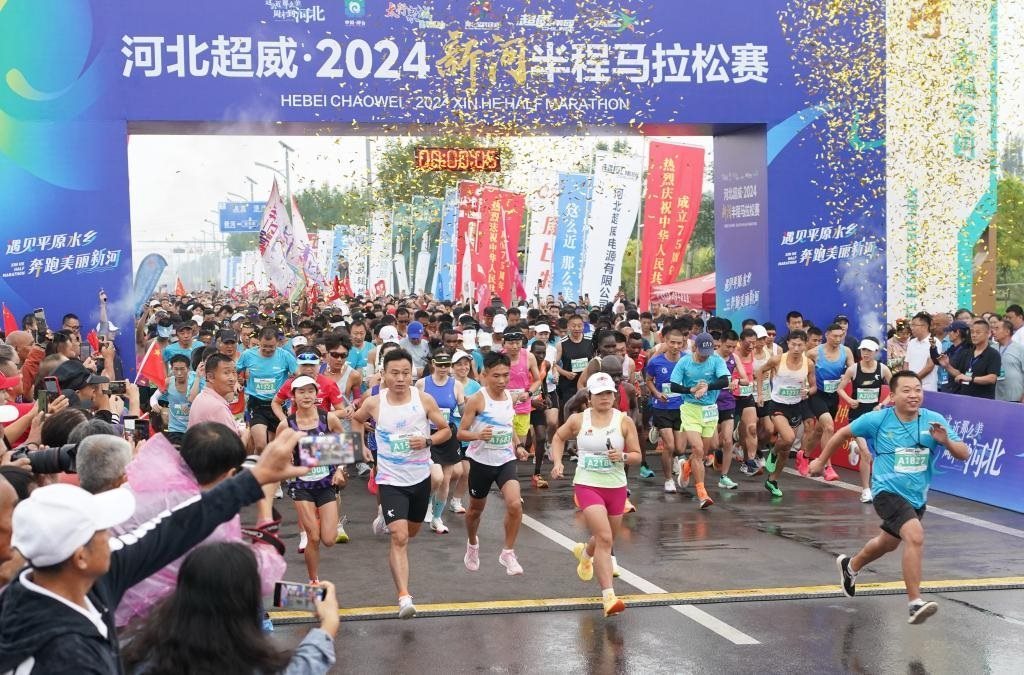 9月8日，參賽選手從起點(diǎn)出發(fā)。當(dāng)日，2024新河半程馬拉松賽在河北省新河縣南湖公園開賽。新華社記者楊世堯 攝