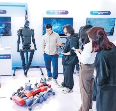 普陀區(qū)“中華武數(shù)”科創(chuàng)集市上，展位工作人員在向觀眾展示機(jī)器人。資料圖片