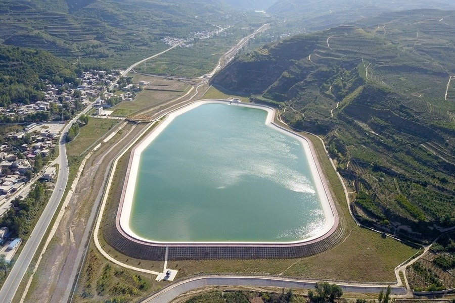 這是在天水市拍攝的已投用的天水城區(qū)引洮供水工程楊家灣調(diào)蓄水池（無人機照片）。新華社記者 范培珅 攝