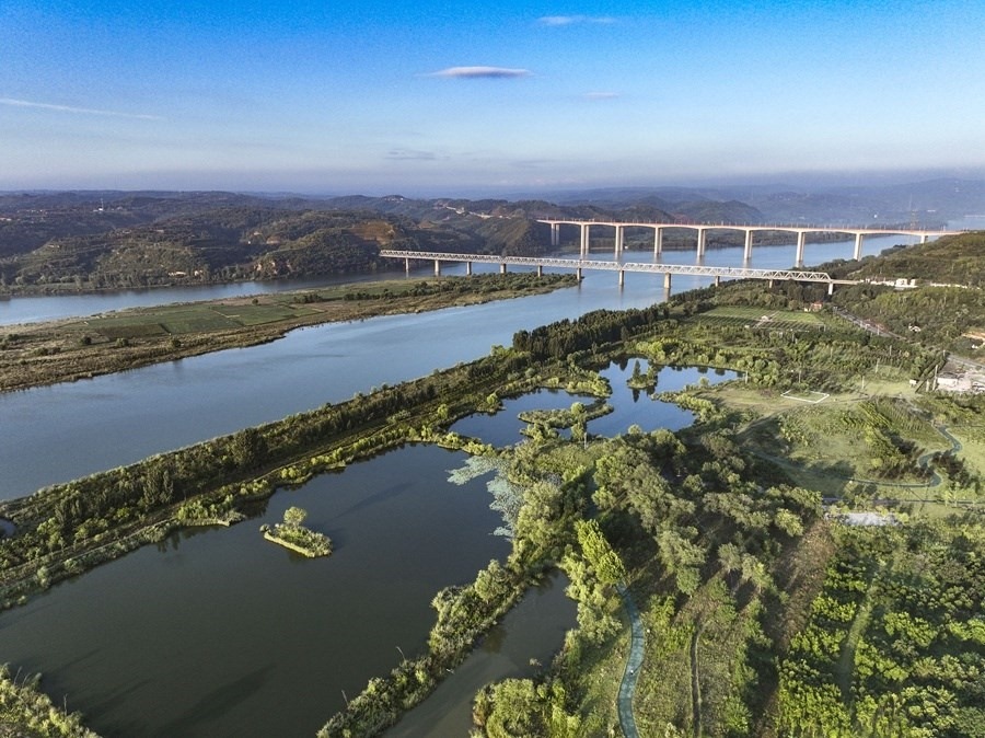 這是2023年8月28日在河南黃河濕地國(guó)家級(jí)自然保護(hù)區(qū)濟(jì)源段拍攝的景色（無人機(jī)照片）。新華社發(fā) 苗秋鬧 攝