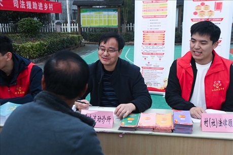 2022年11月9日，在杭州市臨安區(qū)太陽(yáng)鎮(zhèn)上太陽(yáng)村，臨安區(qū)太陽(yáng)司法所所長(zhǎng)方凱（右二）現(xiàn)場(chǎng)解答法律問題。 新華社記者 徐昱 攝