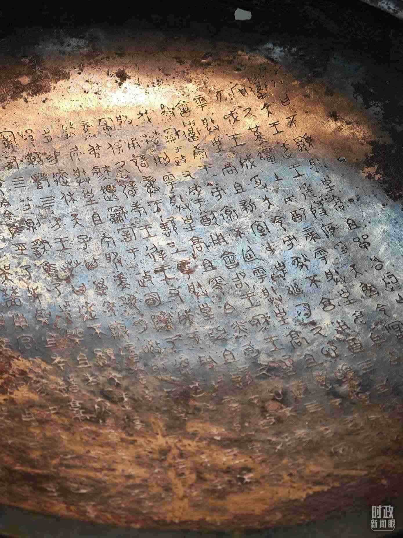 △ 寶雞青銅器博物院內(nèi)展陳——逨盤。（總臺央視記者丁欣、彭漢明拍攝）