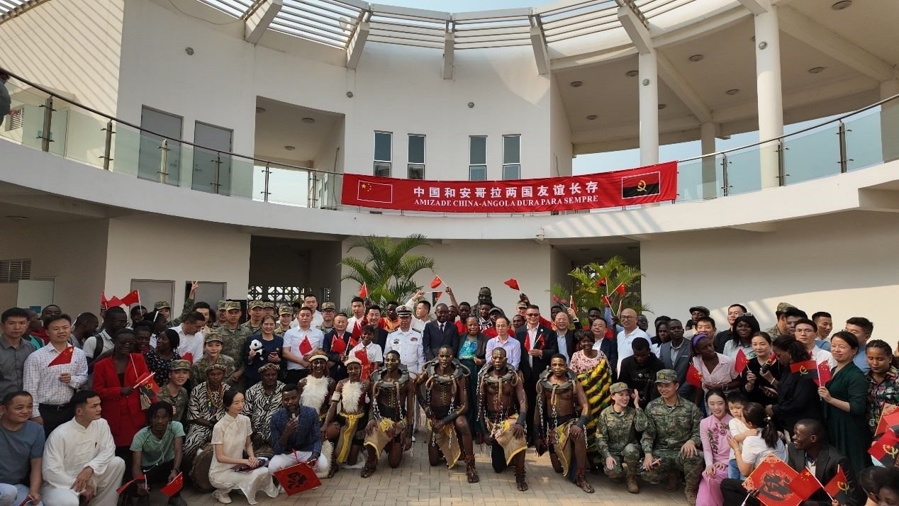 文化聯(lián)誼活動(dòng)合影。內(nèi)圖大學(xué)孔子學(xué)院供圖