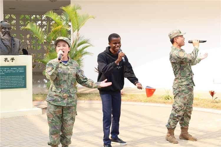 孔院學(xué)生與中國海軍官兵合唱《天地龍鱗》。內(nèi)圖大學(xué)孔子學(xué)院供圖