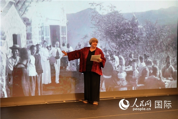 2、美國“鼓嶺之友”代表穆言靈講述友好故事。 人民網(wǎng)記者 李志偉攝