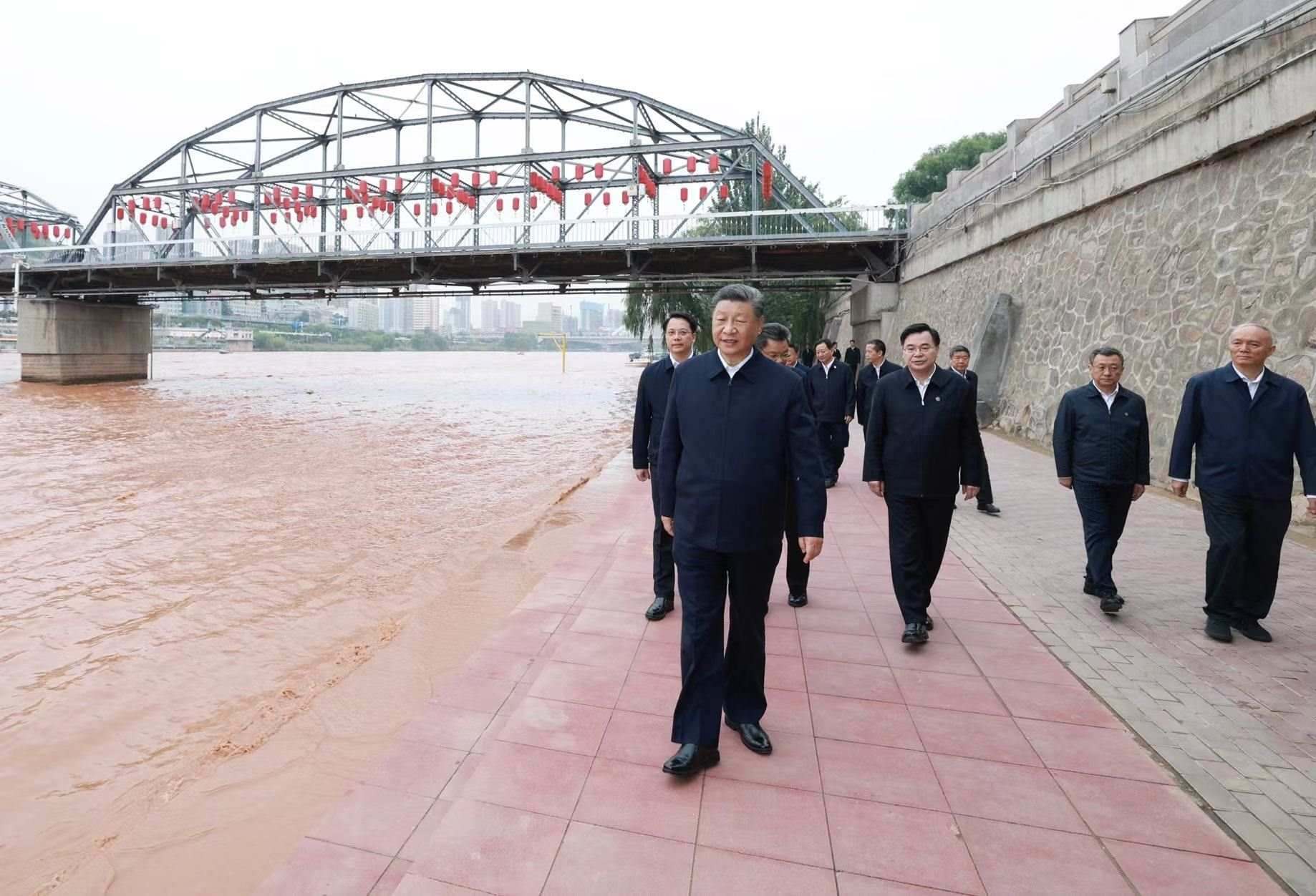 △9月11日下午，甘肅蘭州市黃河蘭州中山橋段，習近平總書記了解當?shù)赝苿狱S河流域生態(tài)保護等情況。