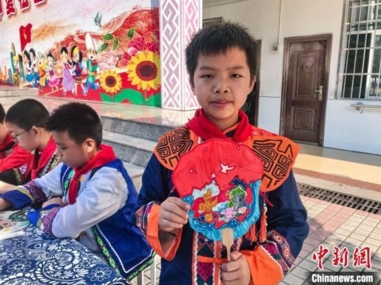 翠竹小學學生展示自己繪制的團扇作品。蔣豐慧 攝