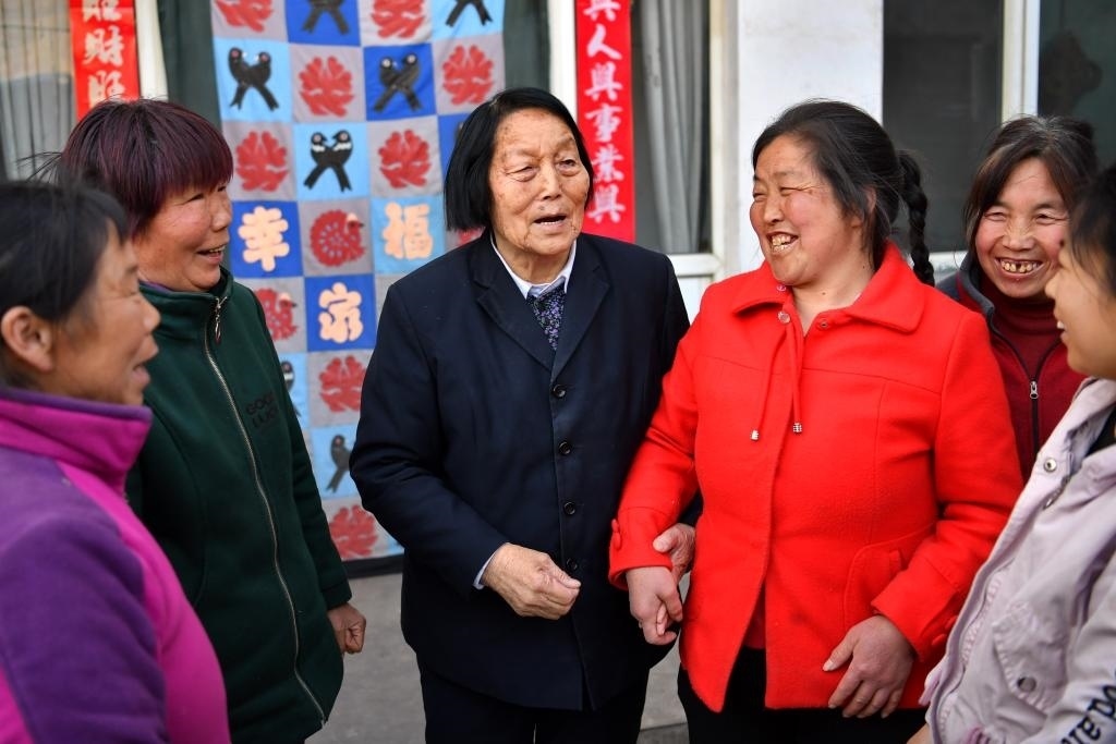 2019年3月23日，申紀(jì)蘭（左三）在山西省平順縣西溝村與村民分享全國兩會精神。新華社記者 曹陽 攝