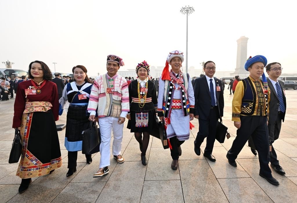 2023年3月5日，第十四屆全國人民代表大會第一次會議在北京人民大會堂開幕。這是全國人大代表走向會場。新華社記者 陳益宸 攝