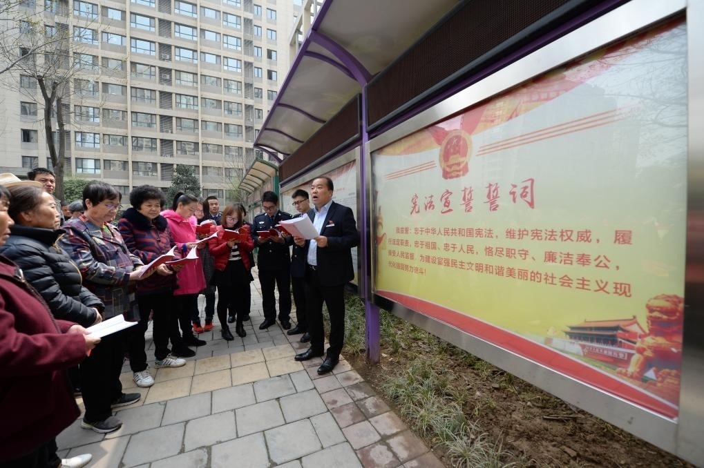2018年3月20日，陜西寶倫律師事務(wù)所專職律師白銀濤（右一）在西安華遠(yuǎn)君城社區(qū)宣傳憲法知識。新華社記者 李一博 攝