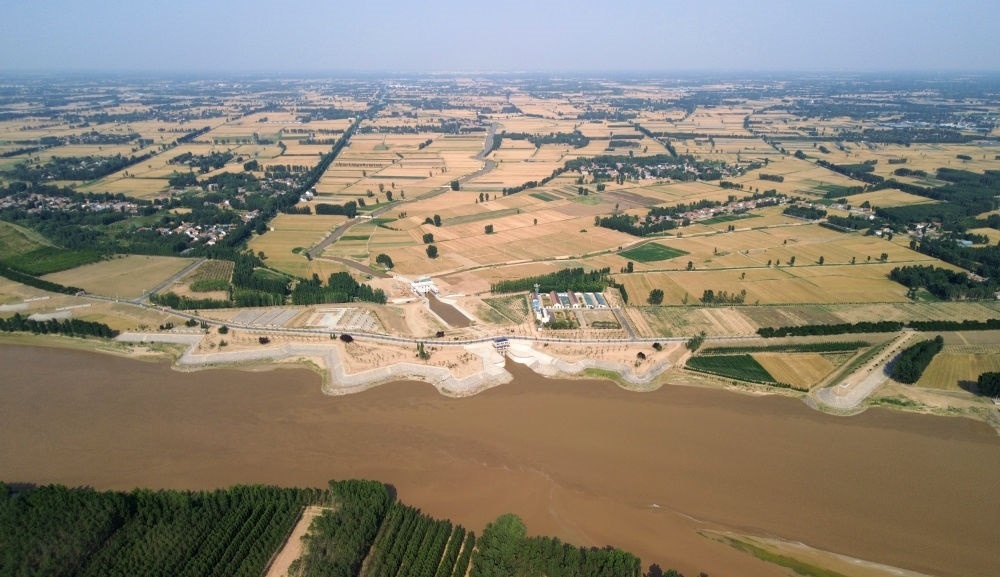 2024年6月19日，位于黃河高青段的馬扎子引黃閘開閘引水（無人機照片）。5月1日至6月18日，山東省累計啟用引黃閘63座，引黃河水量10.06億立方米，保障農(nóng)業(yè)灌溉需求。