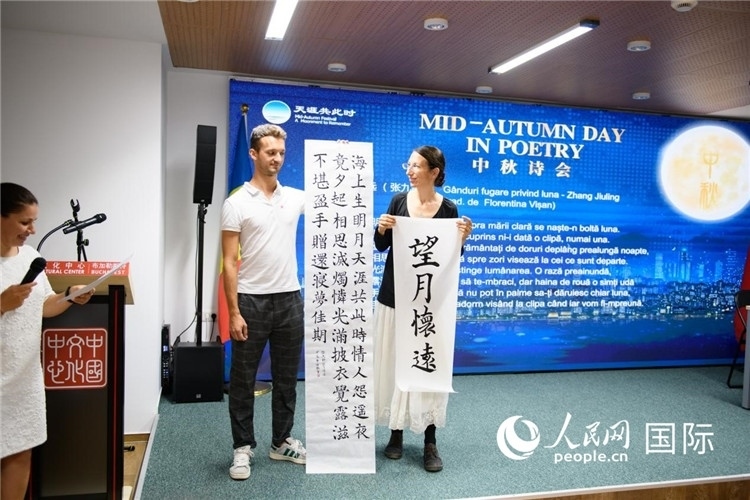 現(xiàn)場(chǎng)的羅馬尼亞書法愛好者書寫并展示作品。傅永山攝