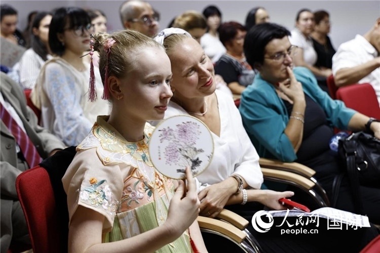 現(xiàn)在嘉賓觀看表演。傅永山攝