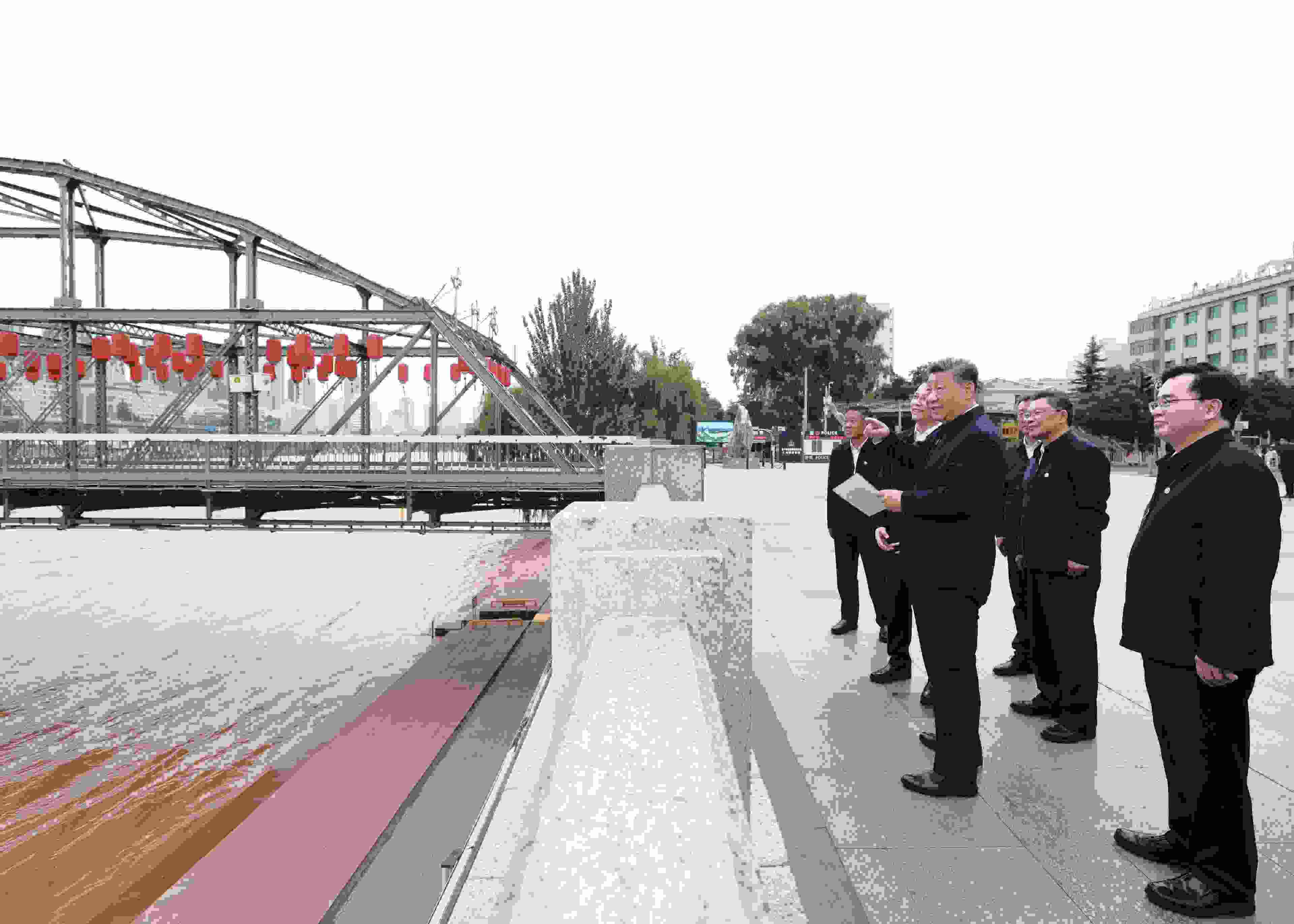 △ 2024年9月11日，習近平總書記來到甘肅省蘭州市黃河蘭州中山橋段，了解當地推動黃河流域生態(tài)保護情況。