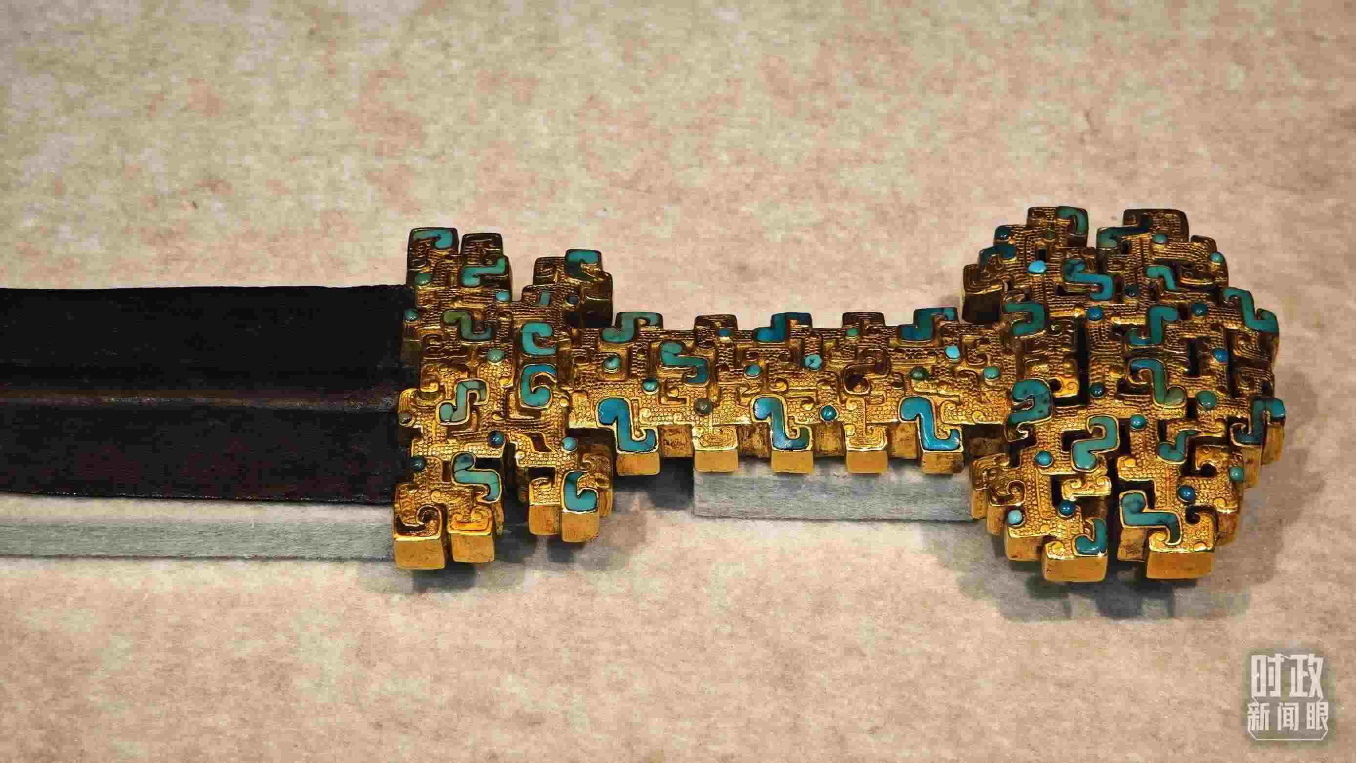 △這是1992年寶雞市益門二號墓出土的金柄鐵劍，劍柄嵌有綠松石。（總臺央視記者彭漢明拍攝）