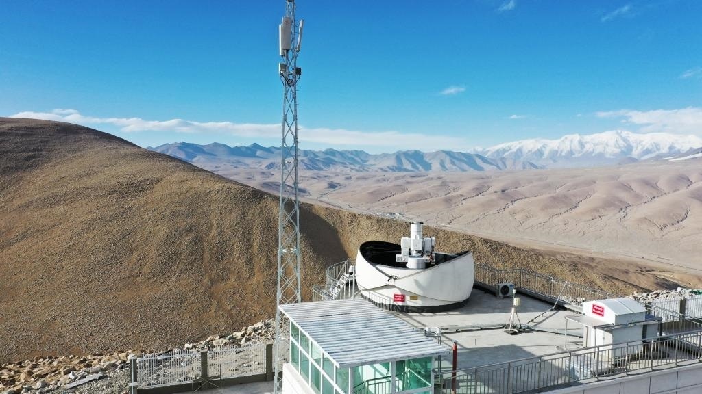 正在運行的塔縣星地激光通信地面站。（中國科學(xué)院空天信息創(chuàng)新研究院供圖）
