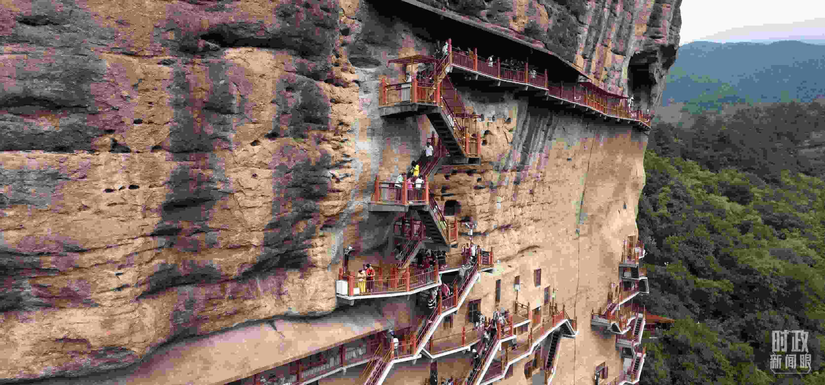 △麥積山石窟是國家5A級旅游景區(qū)，2024年上半年累計接待游客57萬人。（總臺國廣記者李晉拍攝）