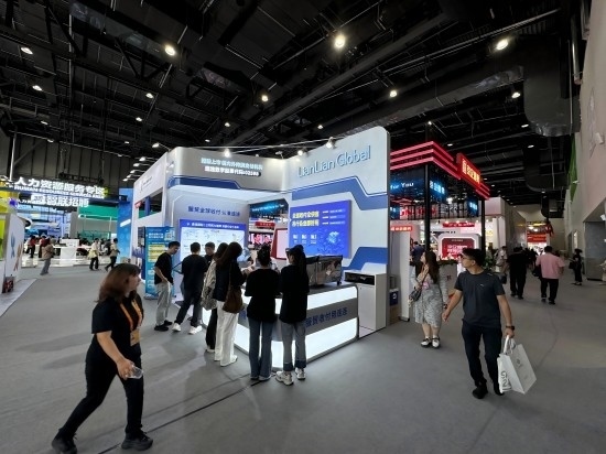 觀眾在展區(qū)了解相關金融服務。人民網(wǎng)記者 黃盛攝