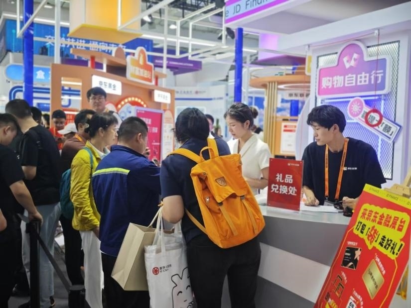 觀眾在金融服務展區(qū)體驗展臺的互動活動。人民網(wǎng)記者 黃盛攝