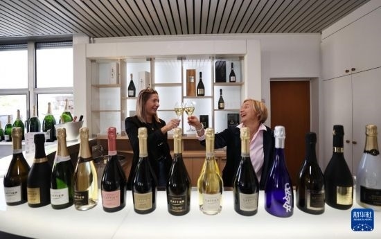 9月13日，在法國(guó)蘭斯附近的希尼萊羅斯，人們?cè)诩氧畞喛偛肯碛孟銠壘?。新華社記者 高靜 攝