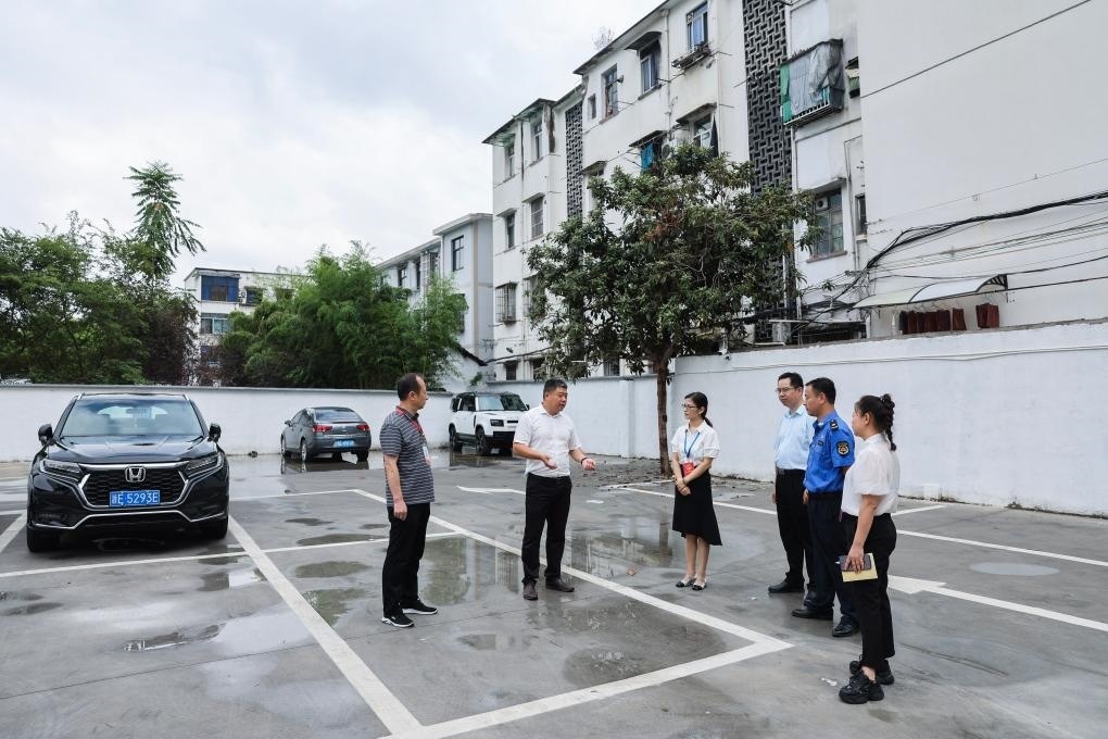 2024年9月11日，在浙江省湖州市，湖州吳興區(qū)人大代表、人大飛英街道工委代表及塔下街社區(qū)代表前往已改建的一處停車場進(jìn)行實地調(diào)研，監(jiān)督該改建項目的完成情況。新華社記者 徐昱 攝