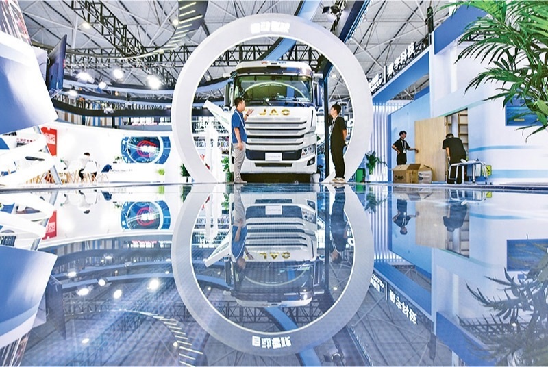 黨的二十屆三中全會(huì)提出，加快構(gòu)建促進(jìn)數(shù)字經(jīng)濟(jì)發(fā)展體制機(jī)制，完善促進(jìn)數(shù)字產(chǎn)業(yè)化和產(chǎn)業(yè)數(shù)字化政策體系。2024年8月28日至30日，2024中國(guó)國(guó)際大數(shù)據(jù)產(chǎn)業(yè)博覽會(huì)在貴州貴陽(yáng)舉辦。圖為工作人員在介紹無(wú)人駕駛重型卡車(chē)。 新華社記者 楊文斌/攝