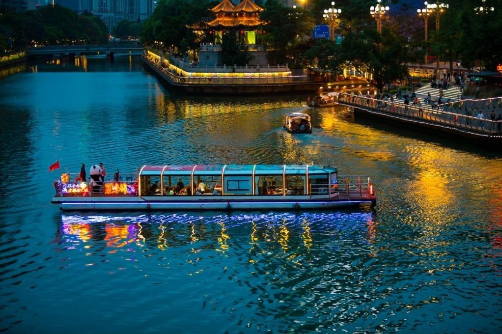 成都“夜游錦江”火鍋船。（唐斌治 攝）